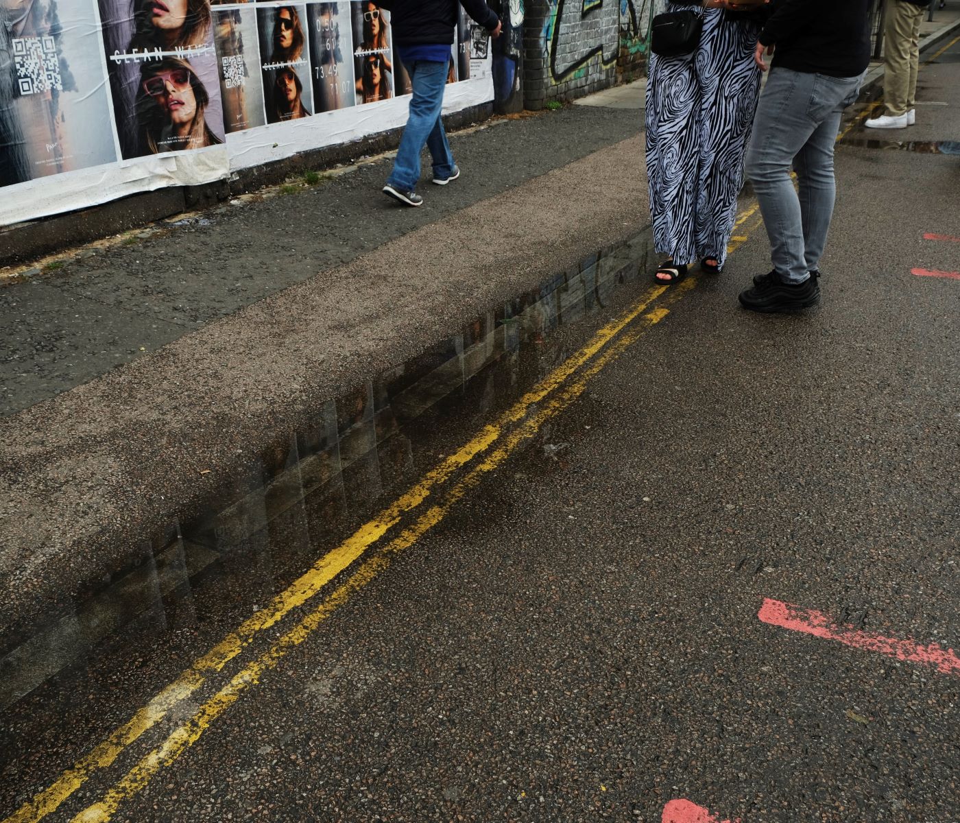 b.06.Mary.1.lines underfoot.